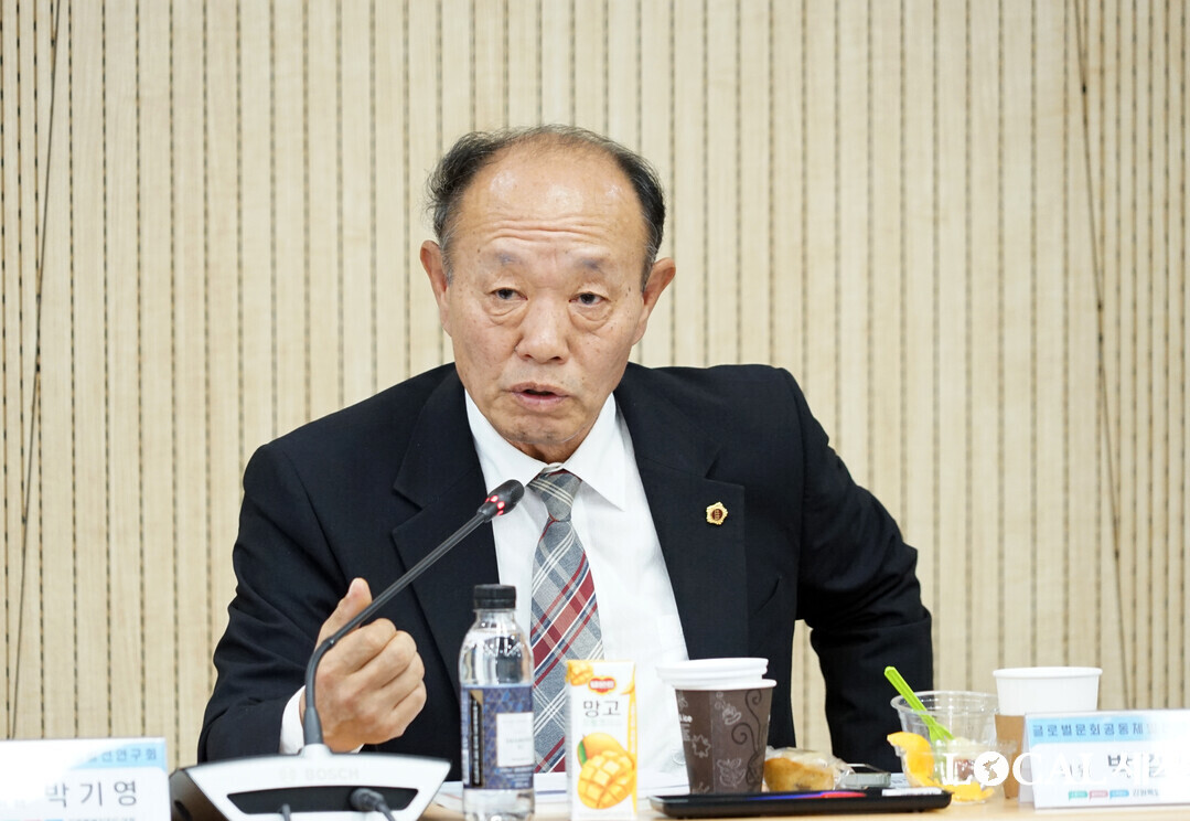 박길선 의원이 연구용역 최종보고회에서 질의하고 있다