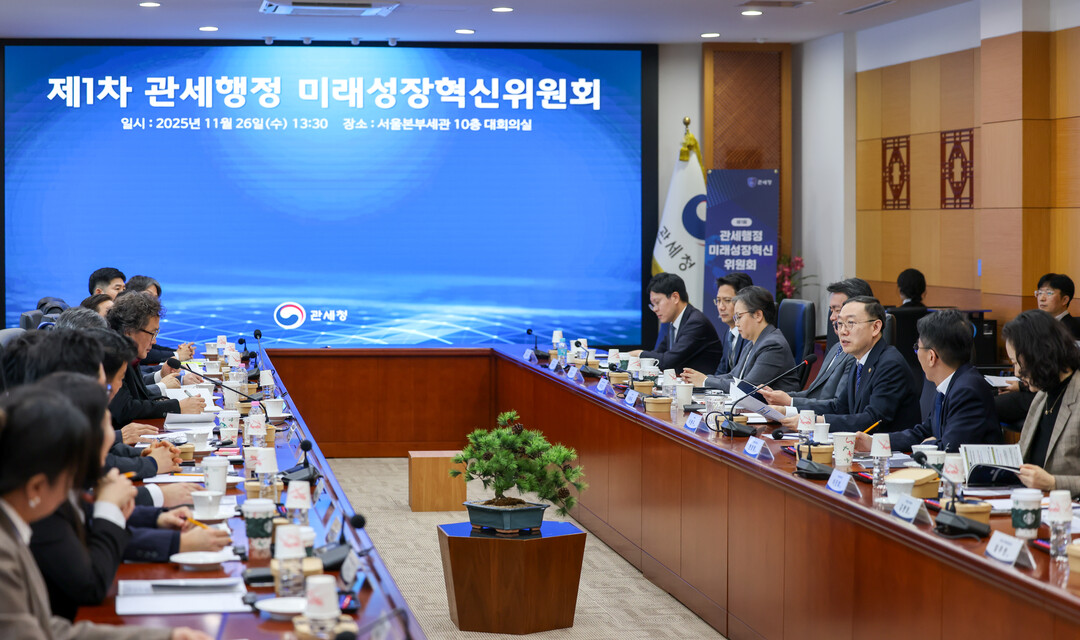 이명구 관세청장(오른쪽 밑에서 세번째)이 26일 서울세관에서 열린 