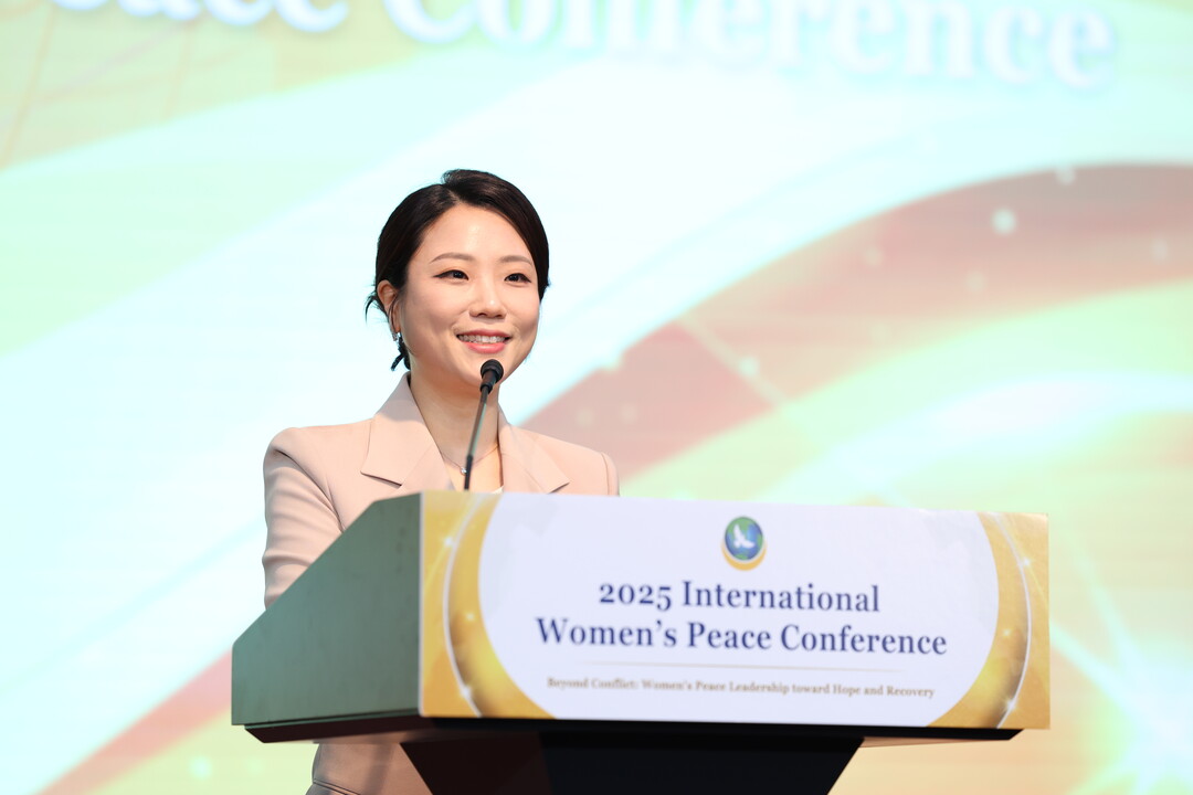 ㈔세계여성평화그룹(IWPG) 전나영(사진) 대표가 지난 21일 멕시코 타바스코 후아레스 자치대학교(UJAT)로부터 평화문화증진상을 받았다. 2025국제여성컨포런스에서 연설하고 있는 전 대표. 