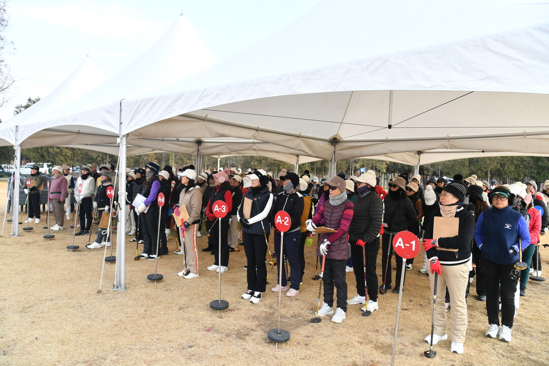 2025 연합뉴스TV-화천군 전국 파크골프 대회 왕중왕전 결선 첫날 경기가 26일 화천군 하남면 산천어 파크골프장에서 시작됐다. 