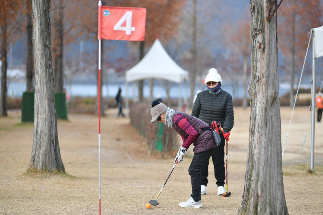 2025 연합뉴스TV-화천군 전국 파크골프 대회 왕중왕전 결선 첫날 경기가 26일 화천군 하남면 산천어 파크골프장에서 시작됐다. 