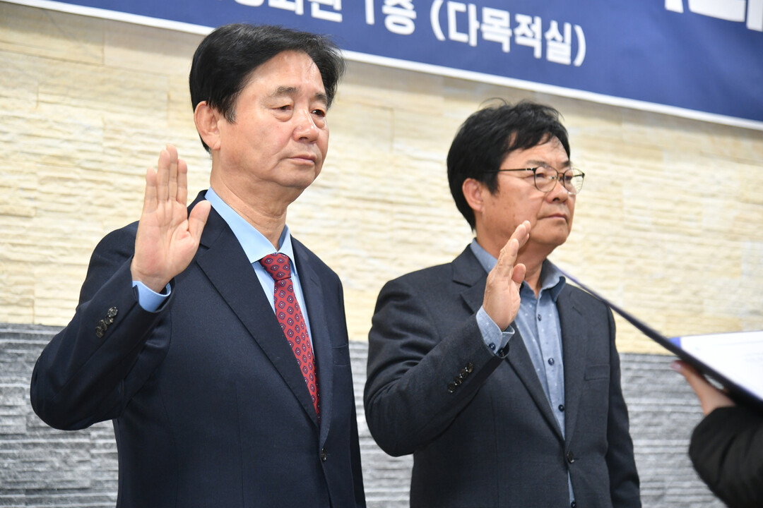  민주평화통일자문회의 화천군협의회 제22기 출범식 및 3차 정기회의에서 길종수 회장, 최문순 군수(오른쪽부터)가 자문위원 선서를 받고 있다