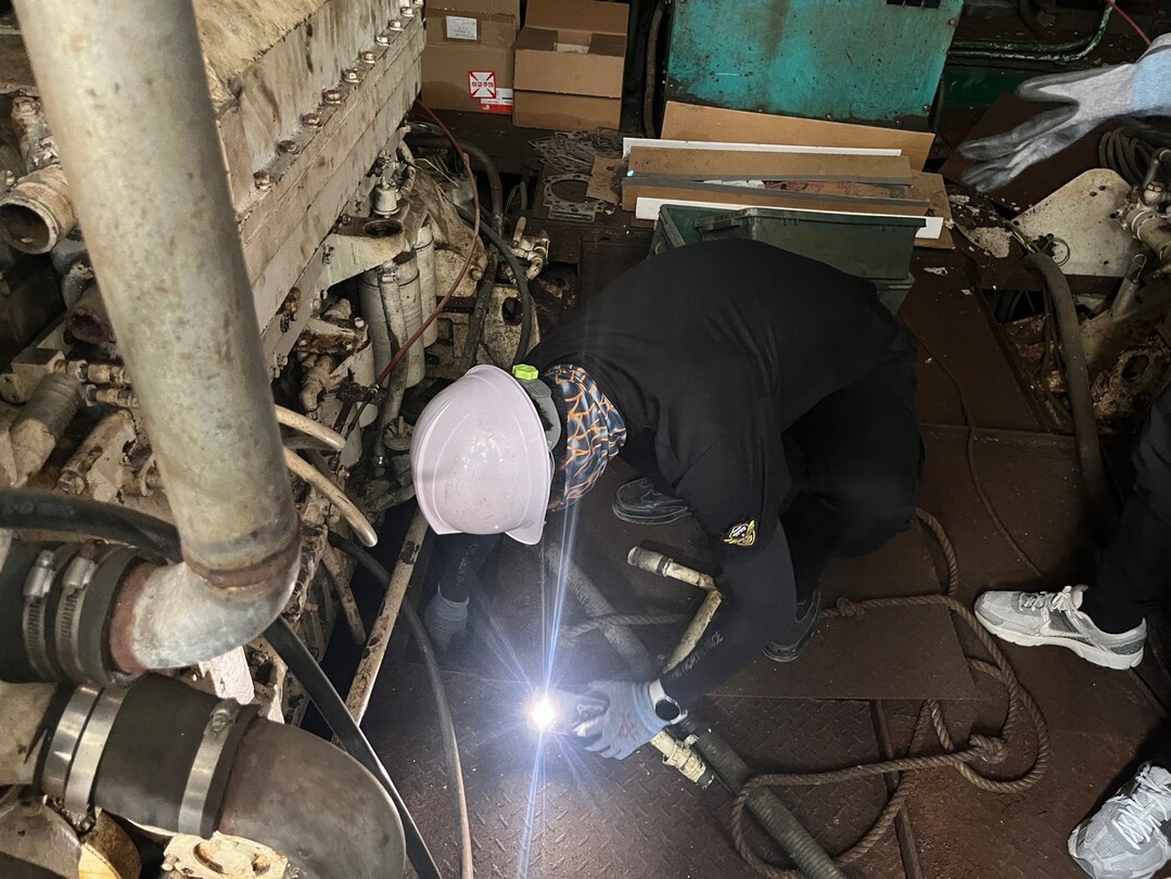 해경이 장기 계류 선박의 상태를 확인하고 있다