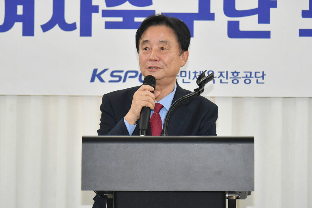 최문순 군수가 화천 KSPO 여자축구단 그랜드 슬램 달성 포상 수여식에서 축사하고 있다