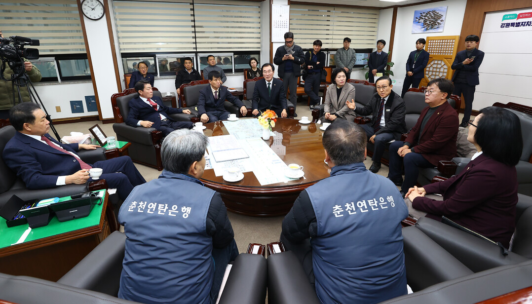 27일 ‘2025년 사랑의 연탄기부 증정식’에 앞서 환담을 나누고 있다