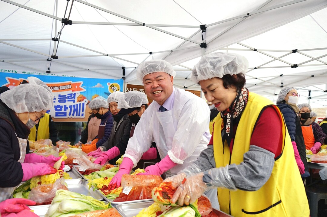 한돈자조금 이기홍 위원장이 자원봉사자들과 함께 김장 김치를 담그고 있다.