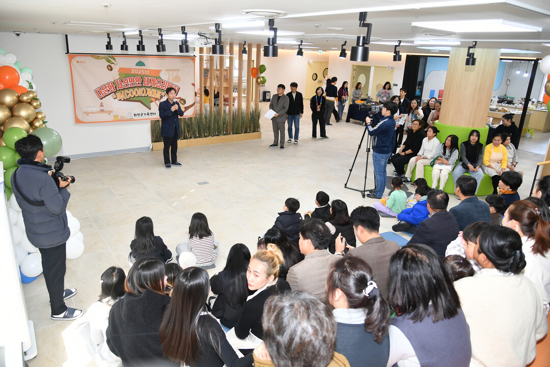 최문순 군수가 ‘2025 자신만만 요리대회’에서 인사말을 하고 있다