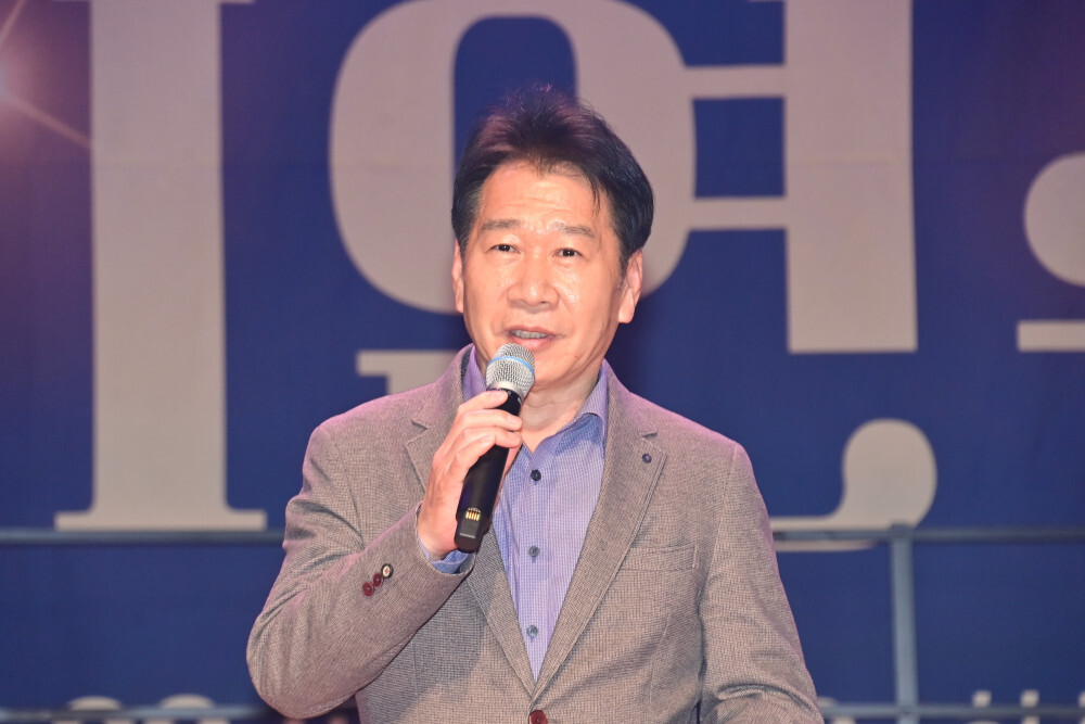 류희상 군의장이 2025년 화천군립예술단 정기연주회에서 인사말을 하고 있다