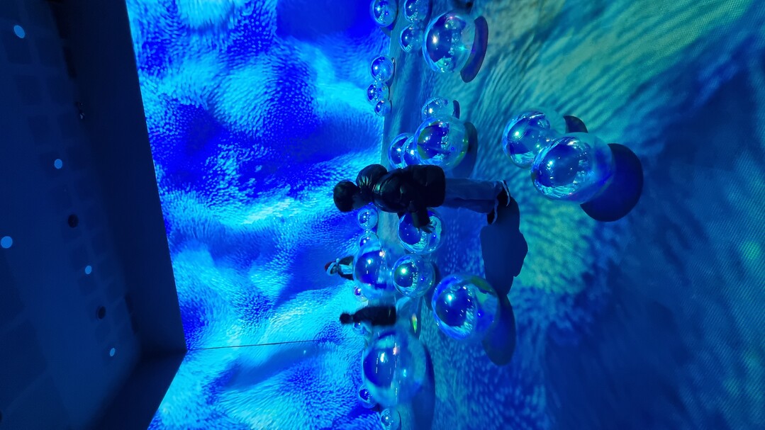 인터랙티브 미디어아트 전시 <물 위의 세계>에서 즐기는 아이들