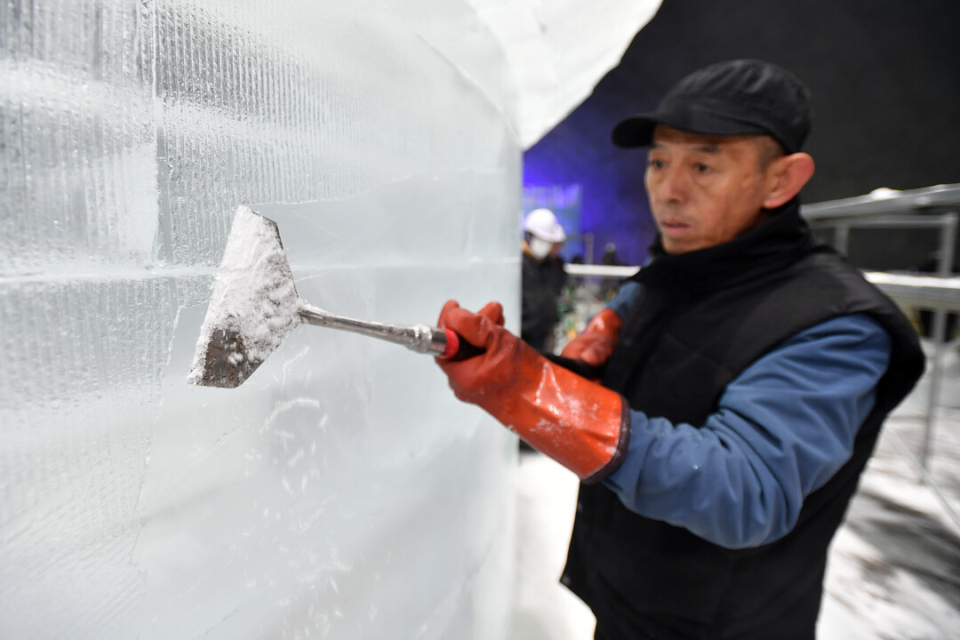 지난달 29일 화천군 화천읍 서화산 다목적 광장에서 실내얼음조각 광장 조성작업이 진행되고 있다