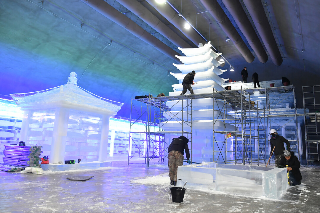 지난달 29일 화천군 화천읍 서화산 다목적 광장에서 실내얼음조각 광장 조성작업이 진행되고 있다