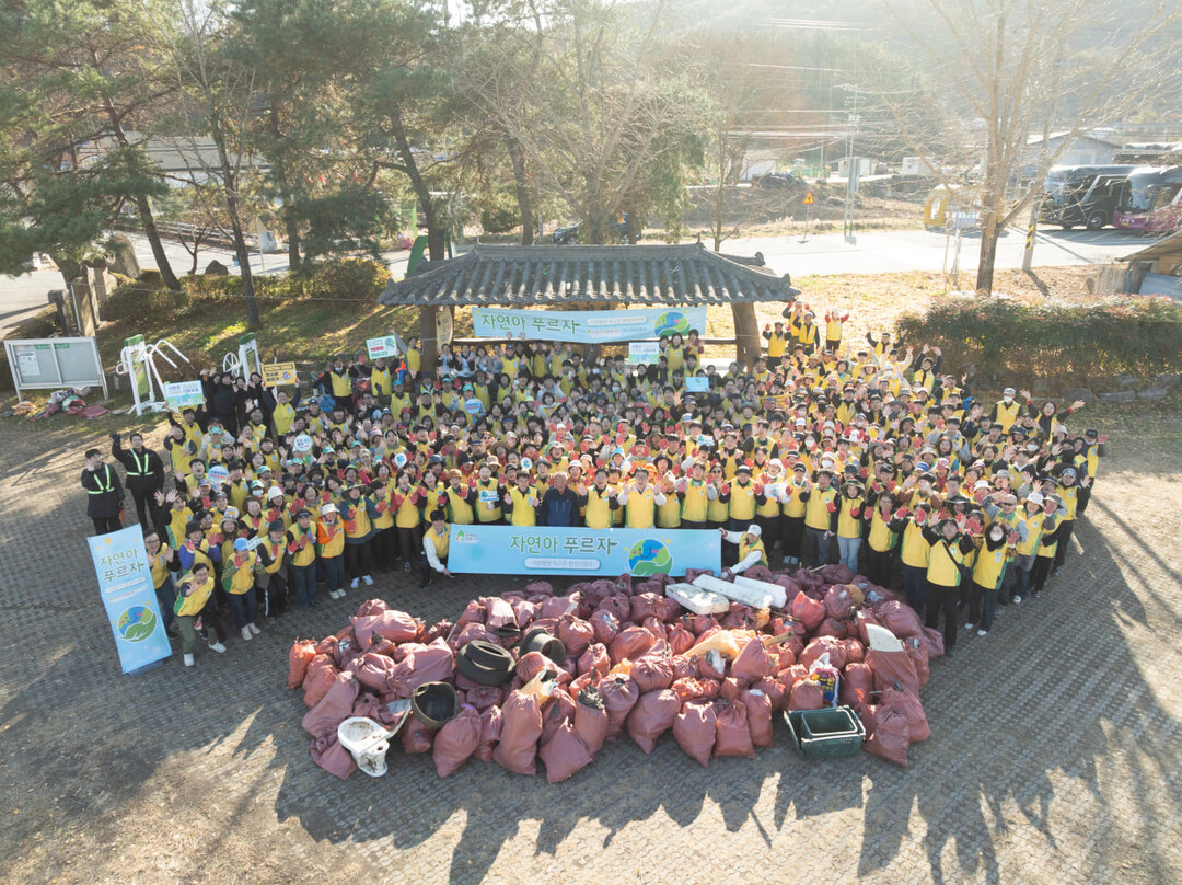 1일 신천지자원봉사단 대구경북연합회 부산경남서부지역연합회 부산경남동부지역연합회 회원 300여명이 청도군 풍각면에서 환경정화를 마치고 기념촬영을 하고 있다.  신천지자원봉사단 제공