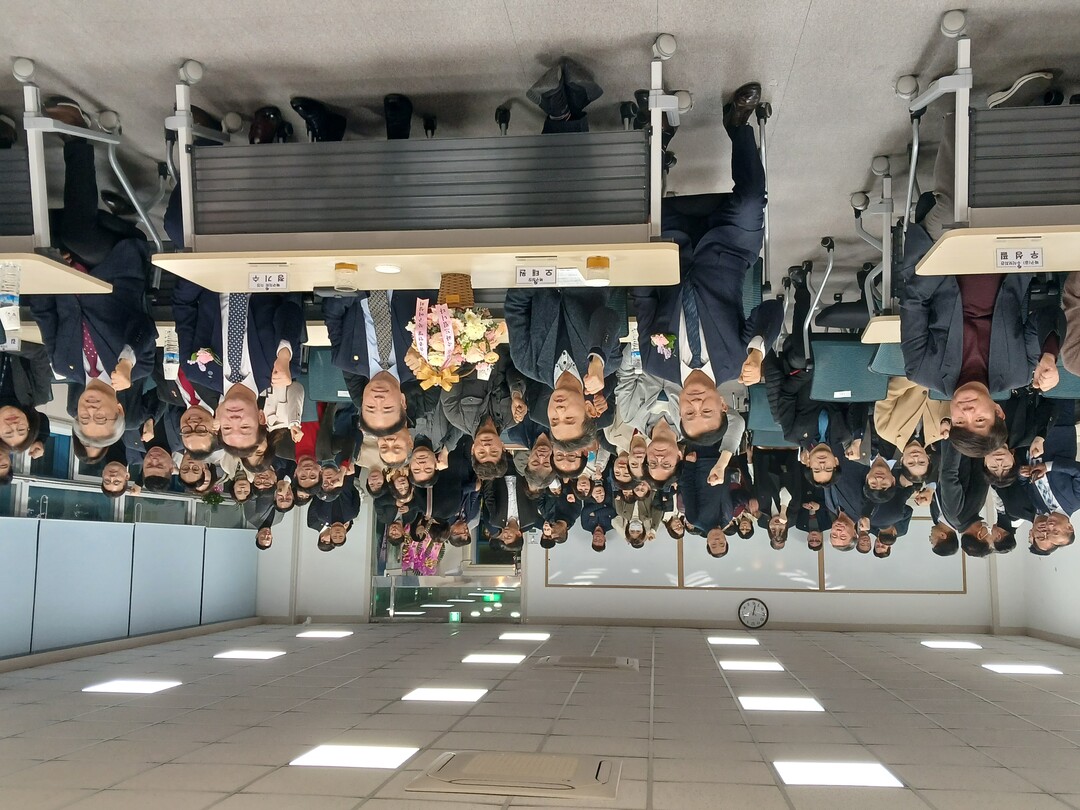 부산 북구 화명3동 주민자치위원회 위원장 이‧취임식이 2일 오후 6시 화명3동행정복지센터 대회의실에서 열린 뒤 참석자들이 화이팅을 외치며 기념촬영을 하고 있다.  