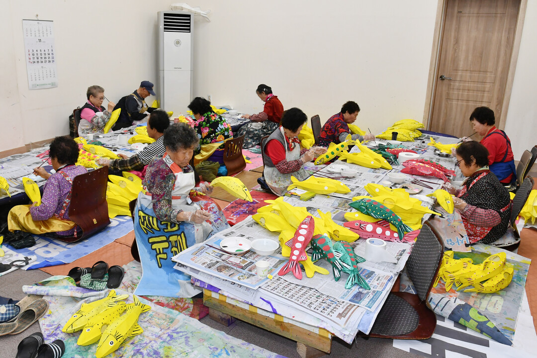 지난달 21일, 화천읍 산천어 공방에서 지역 어르신들이 축제에 사용될 산천어등을 만들고 있다