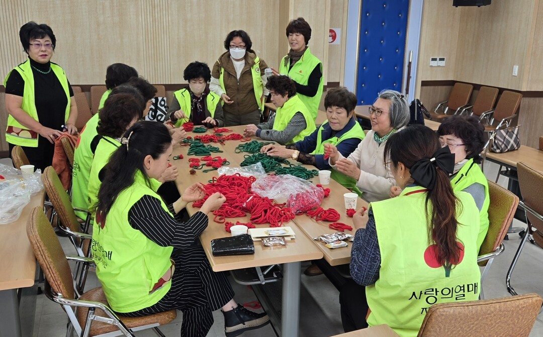 나눔봉사단 키링제작. 의성군 제공