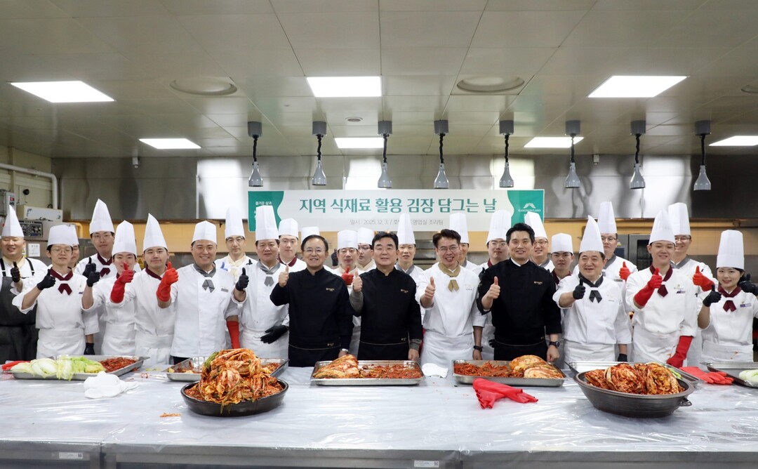 지역 배추 활용 김장 행사를 개최했다.(단체사진)/ 강원랜드 제공 