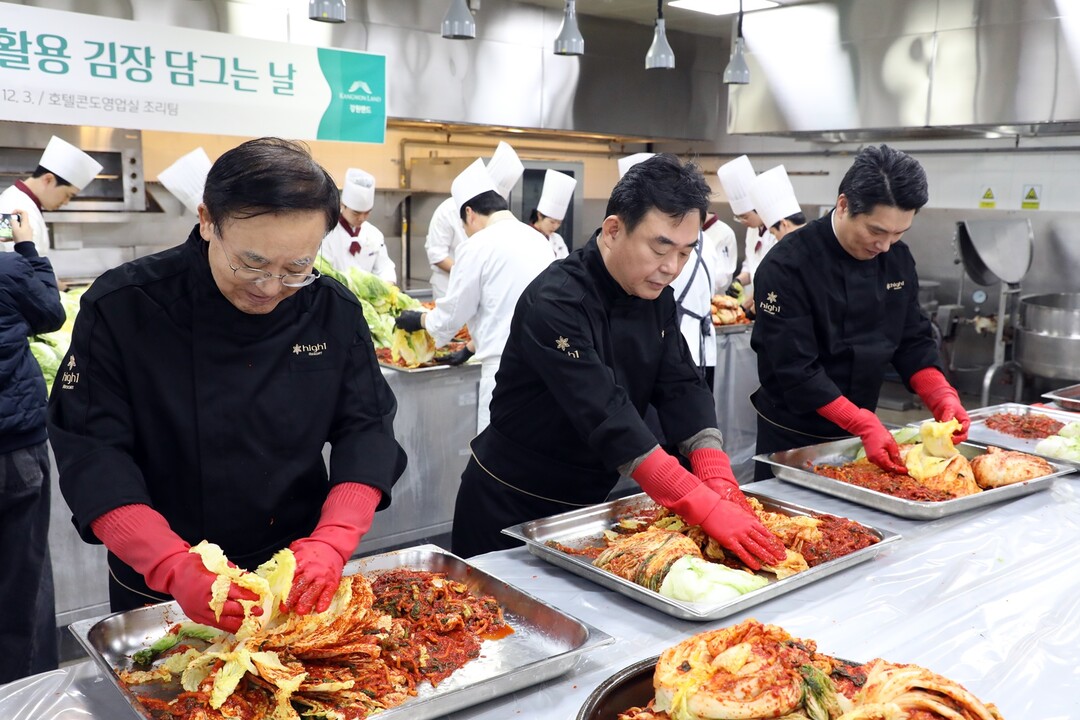 지역 배추 활용 김장 행사를 개최했다.(왼쪽부터 안광복 상임감사위원, 최철규 대표이사직무대행, 임우혁 노동조합 위원장) 