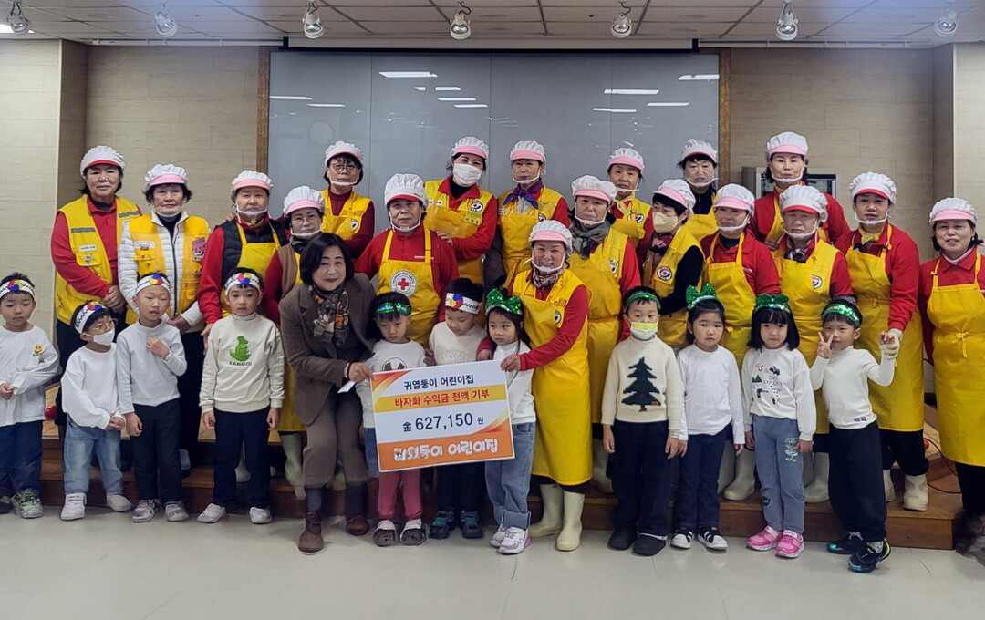 사내봉사회와 두레봉사회, 귀염둥이 어린이집 원아들이 참여한 무료 급식봉사와 공연이 지난 3일 사내면 사창리 무료급식소에서 열렸다