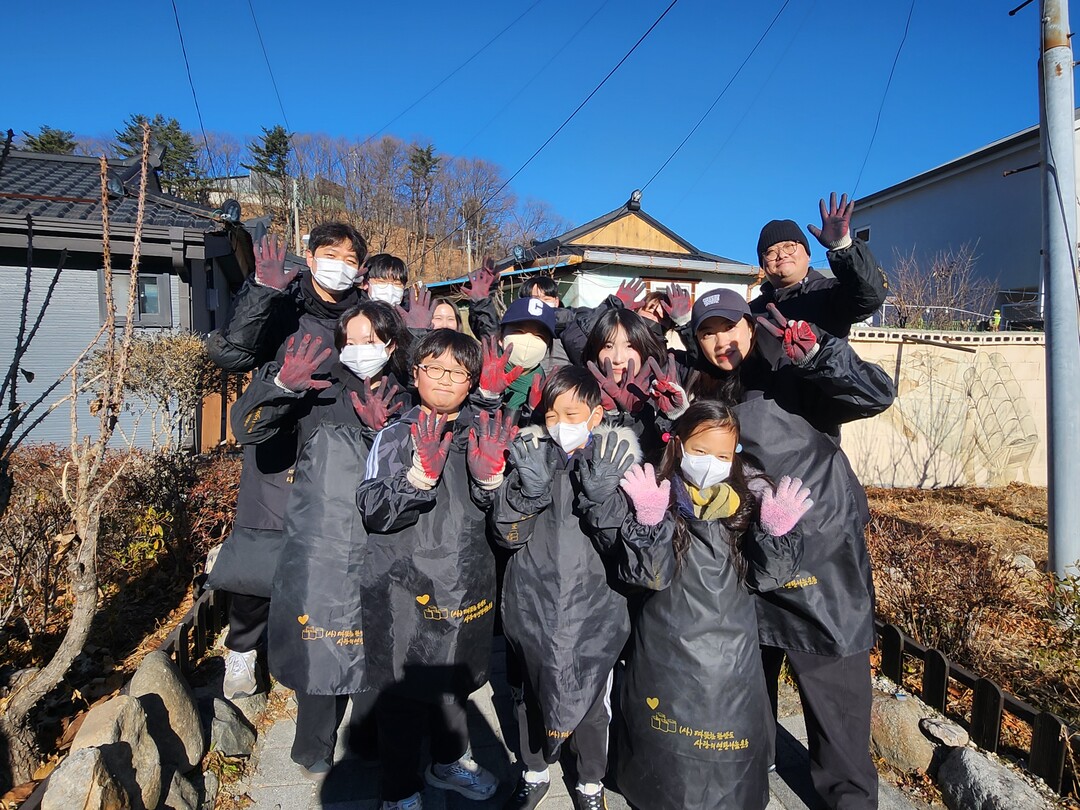 롯데리아 태백점, ‘따뜻한 한반도 사랑의 연탄나눔운동’에 성금 100만 원 기탁 및 연탄봉사 실시. 태백시 제공