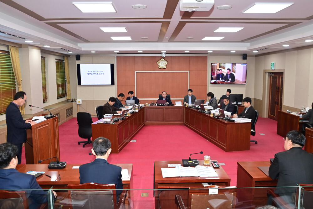 제294회 화천군의회(임시회) 제1차 예산결산 특별위원회가 열리고 있다