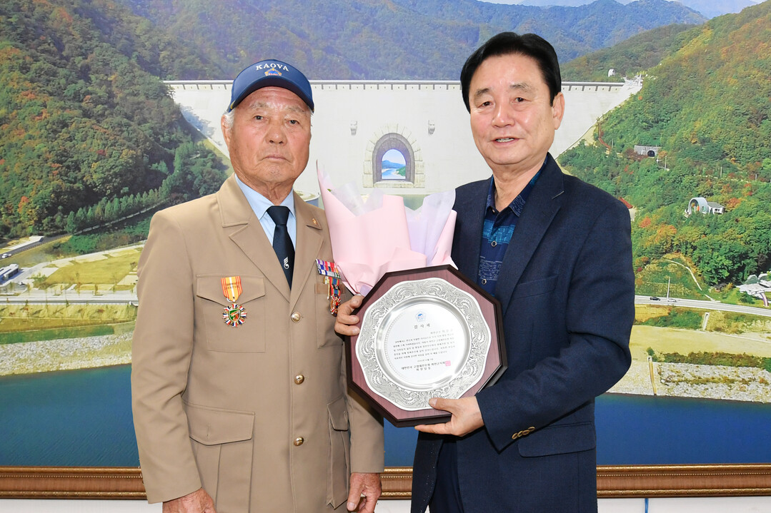고엽제 전우회 화천군지회(지회장:오기동)가 5일 화천군청을 방문해 최문순 군수에게 창립 기념 감사패를 전달했다. 