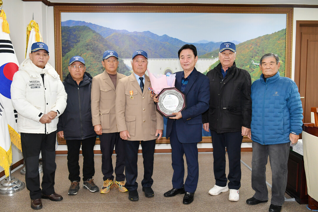 고엽제 전우회 화천군지회(지회장:오기동)가 5일 화천군청을 방문해 최문순 군수에게 창립 기념 감사패를 전달했다. 
