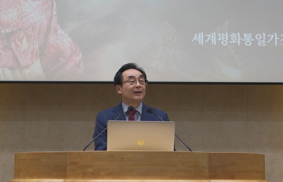 세계평화통일가정연합 송용천 한국협회장이 7일 오전 경남교구본부에서 ‘어머니가 비추는 평화의 빛’을 주제로 경남권 특별강연을 하고 있다. 경남교구 제공