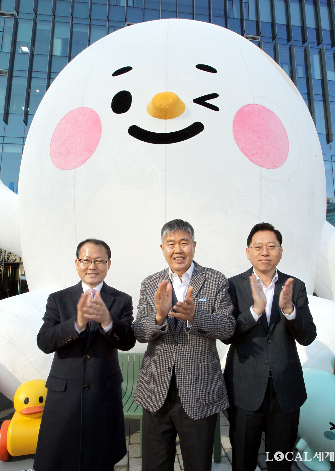 서울축산농협(조합장 진경만)은 8일, NH서울타워 광장에서 농협상호금융 공식 캐릭터 ‘무럭이(무럭무럭 친구들)’ 조형물 공개 및 테이프 커팅식을 개최했다. 진경만 서울축산농협 조합장, 여영현 농협중앙회 상호금융 대표이사, 맹석인 서울지역본부장이 조형물앞에서 박수를 치고 있다.