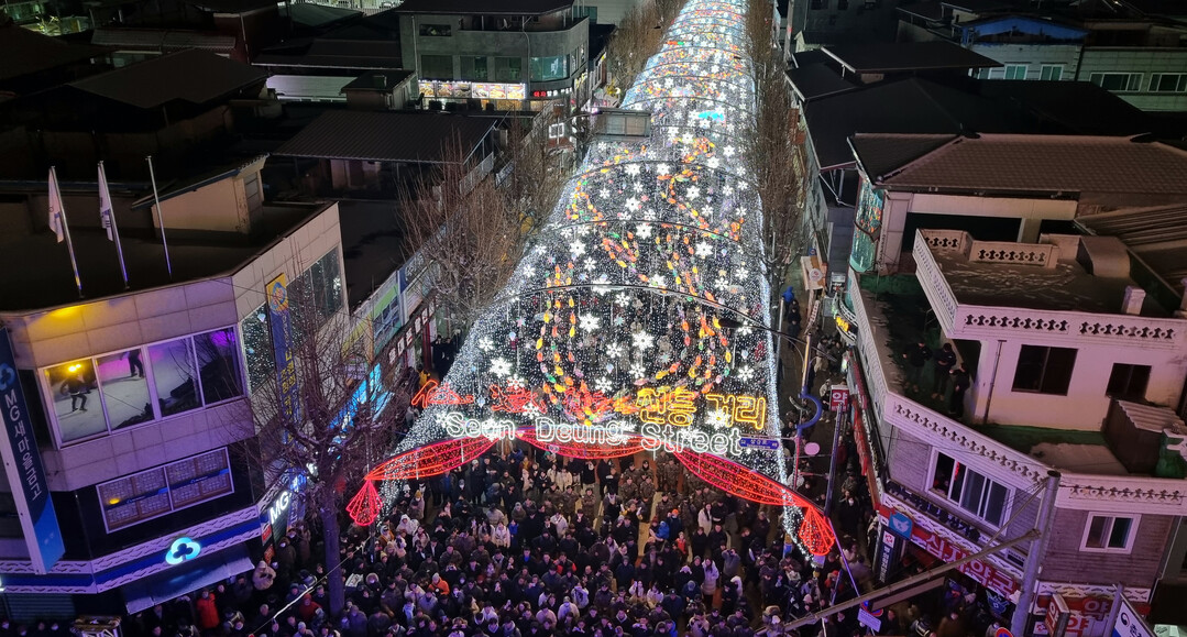 지난해 12월 열린 화천산천어축제 선등거리 점등식