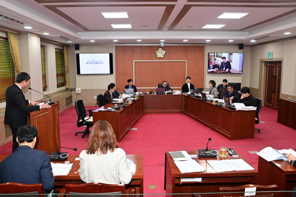 제294회 화천군의회(임시회) 제2차 예산결산 특별위원회가 열리고 있다