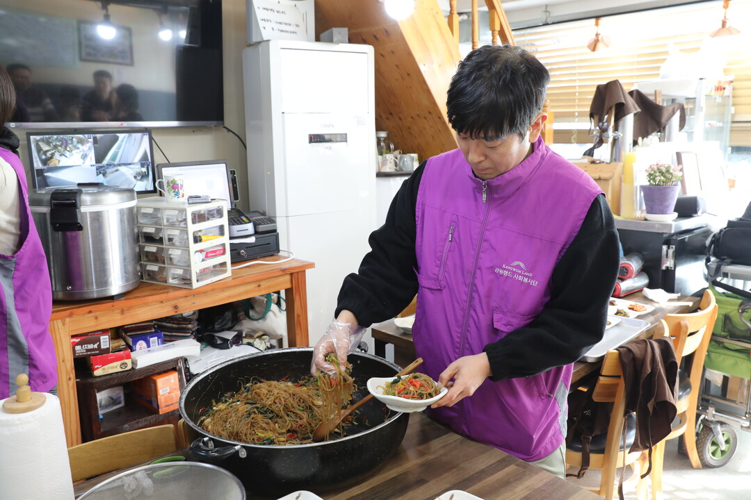 봉사 일손을 돕고 있는 강원랜드 자원봉사자