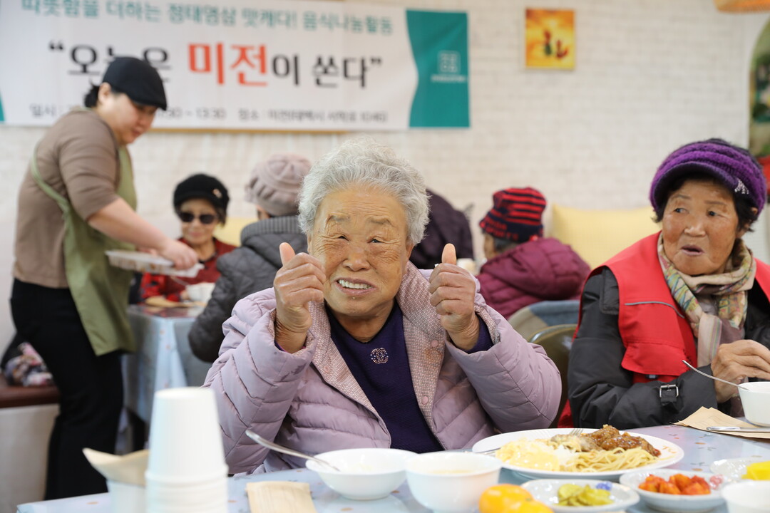 정태영삼 맛캐다 점주들이 준비한 음식을 드시고 엄지척 포즈를 취하는 어르신.