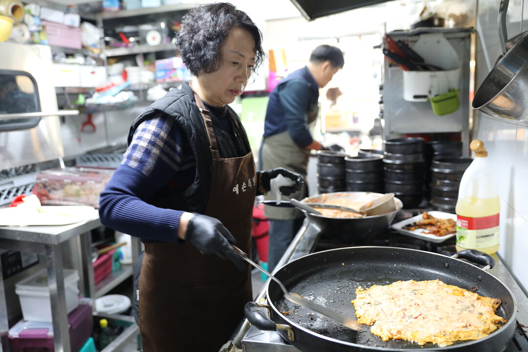 정태영삼 맛캐다 점주가 정성스럽게 어르신들에게 대접할 음식을 만들고 있다.
