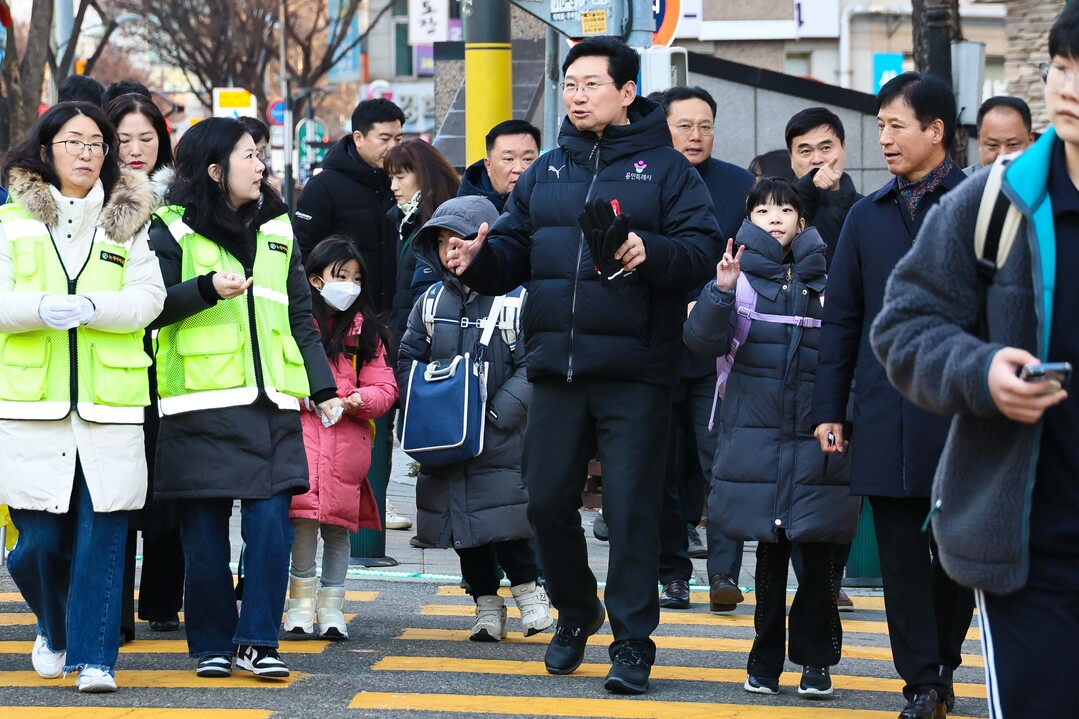 9일 오전 대지초에서 이상일 시장이 통학로를 점검하고 있다. 용인시 제공