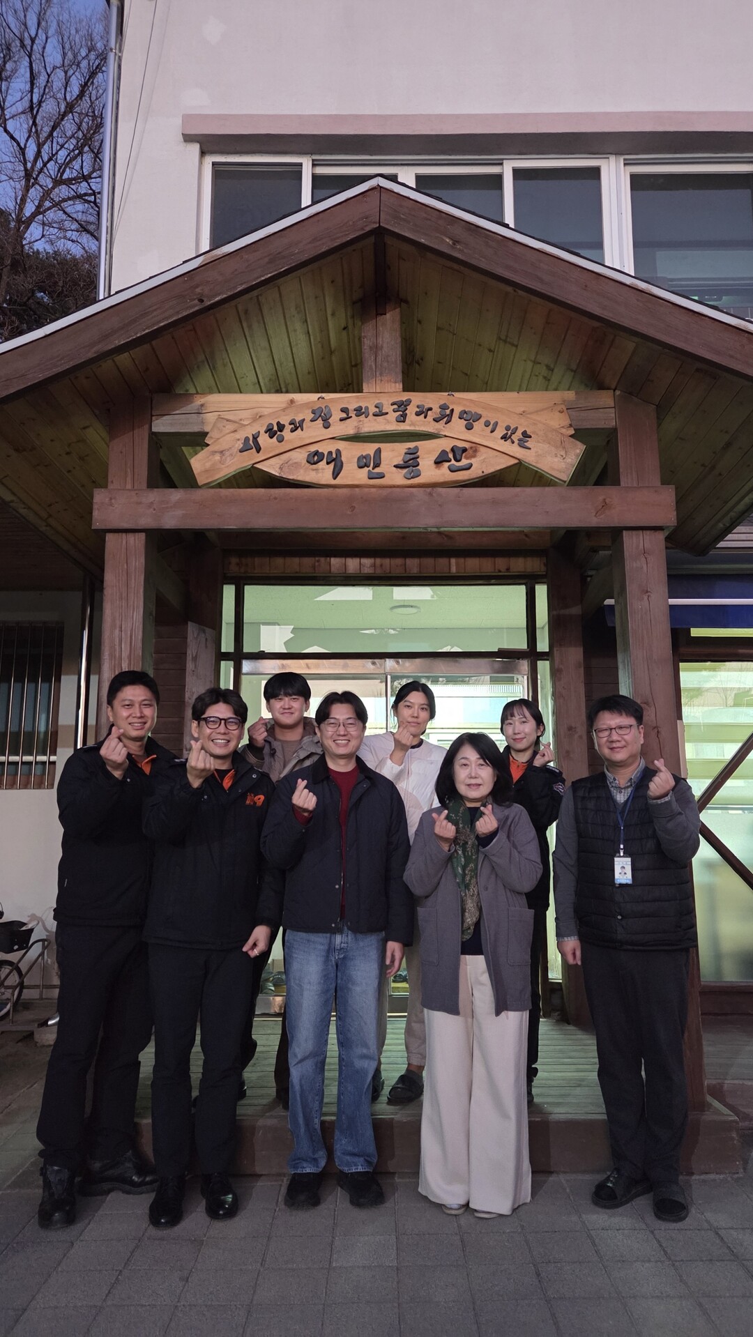 춘천소방서 직원들과 이춘호 대표(앞줄 가운데)