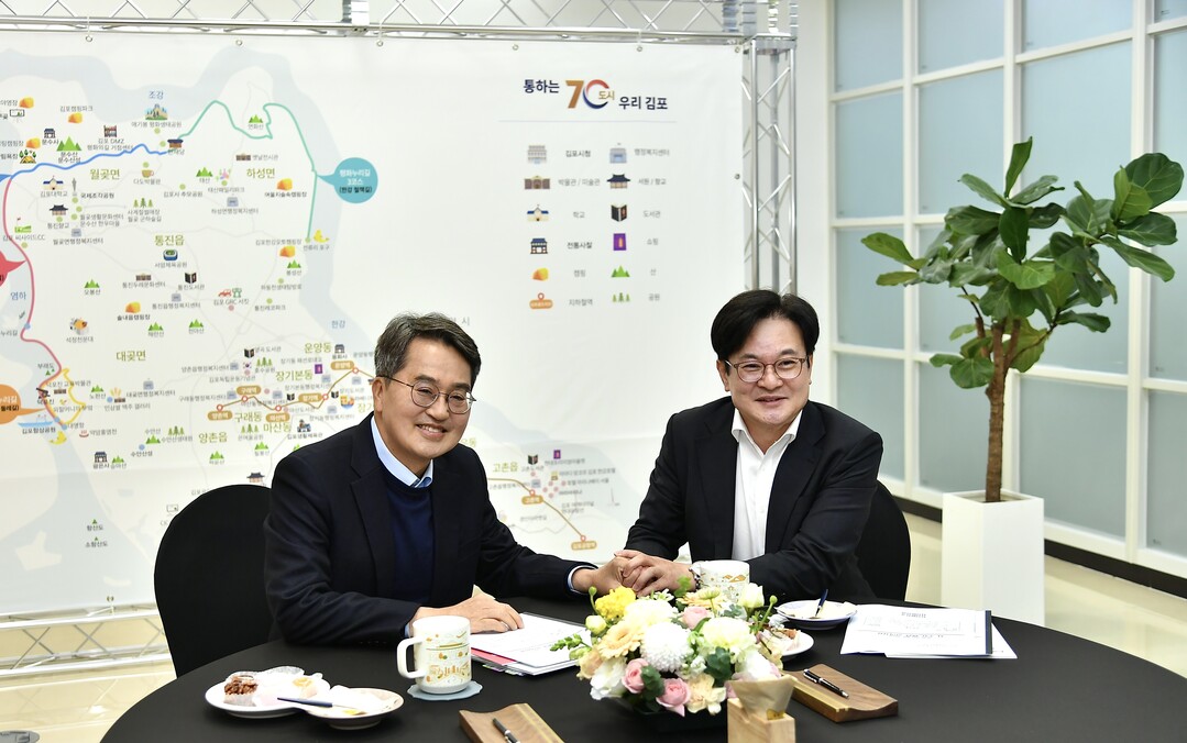 김병수 김포시장은 지난달 3일 김동연 경기도지사를 만나 김포골드라인 등 김포교통현안에 대해 적극 건의했다. 김포시 제공