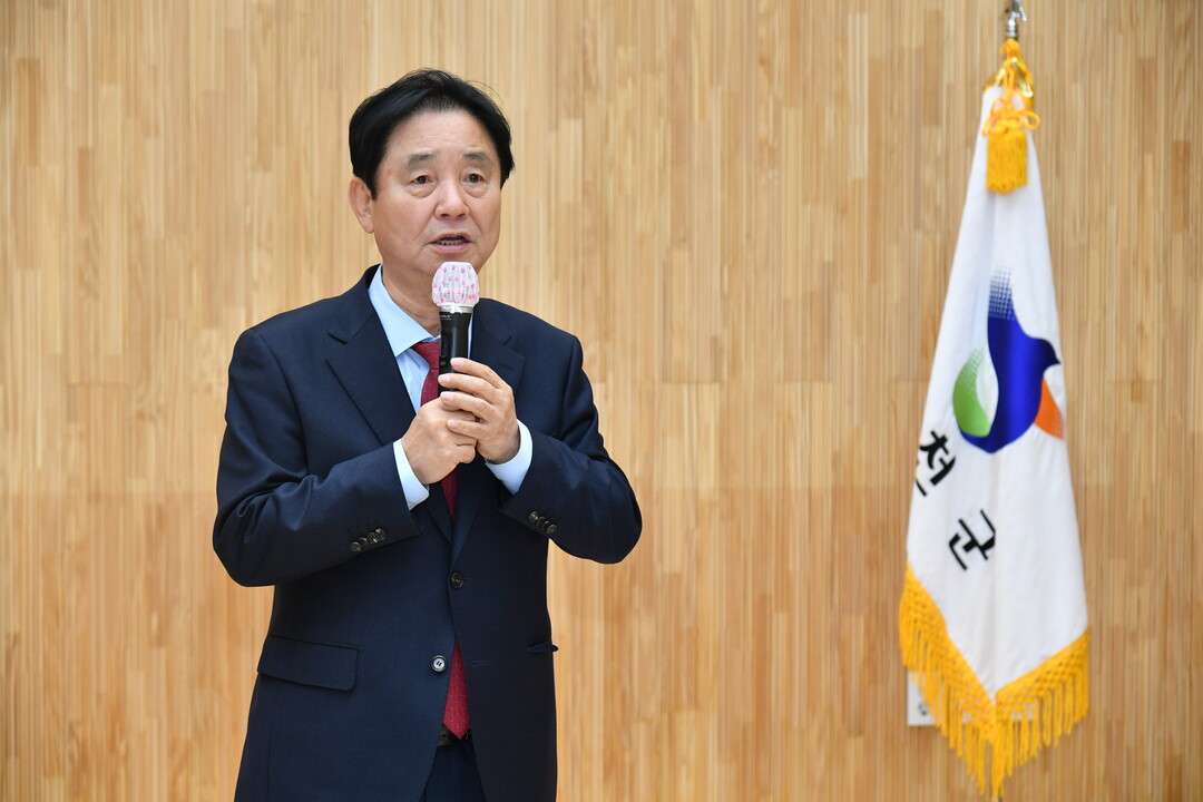  최문순 군수가 2026년 화천군 새해 농업인 실용교육에 참석해 인사말을 하고 있다