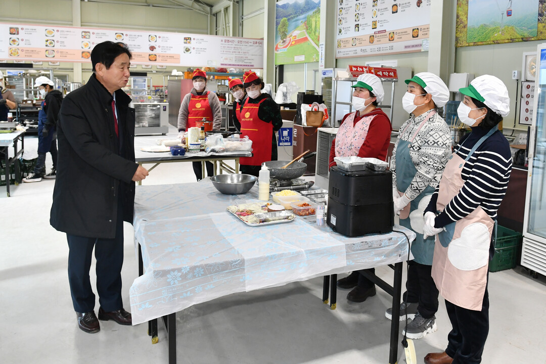  2026 화천산천어축제 매점 입점 신청단체 품평회가 12일 (재)나라 산천어 식당에서 최문순 군수, 이보은 요리 연구가를 비롯해 입점 신청단체 회원들이 참석한 가운데 열렸다. 
