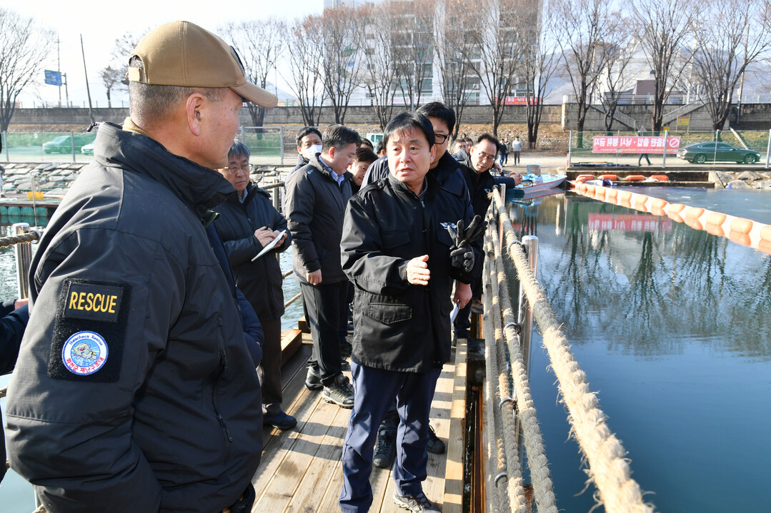 최문순 화천군수와 안중기 화천부군수, (재)나라 관계자, 각 실과소장 등 축제 관계자들은 지난 11일 오후 화천산천어축제장 일대에서 현장 점검을 실시했다.