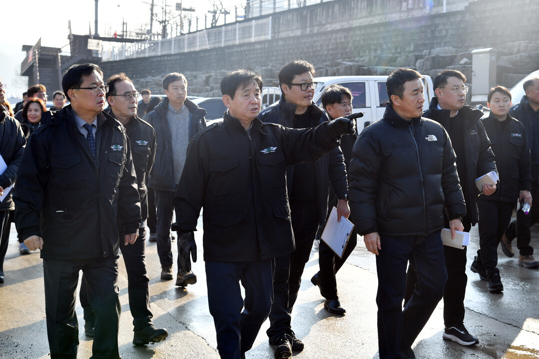 최문순 화천군수와 안중기 화천부군수, (재)나라 관계자, 각 실과소장 등 축제 관계자들은 지난 11일 오후 화천산천어축제장 일대에서 현장 점검을 실시했다.