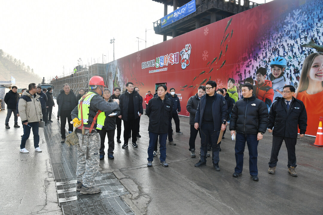 최문순 화천군수와 안중기 화천부군수, (재)나라 관계자, 각 실과소장 등 축제 관계자들은 지난 11일 오후 화천산천어축제장 일대에서 현장 점검을 실시했다.