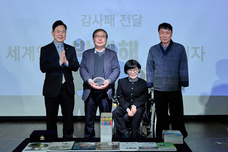 10일 서울 대학로 이음아트홀에서 열린 ‘2025 장애예술인 오픈데이쇼’에서 세계일보 박태해 선임기자가 한국장애예술인협회가 주는 감사패를 받은 뒤 주요 인사와 기념 촬영을 하고 있다. 왼쪽부터 김승수 의원, 박 선임기자, 방귀희 한국장애인문화예술원 이사장, 석창우 한국장애예술인협회장. 한국장애예술인협회 제공