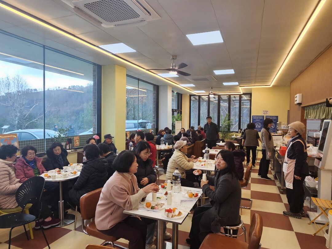 몽토랑산양목장&뷰카페  삼수동 어르신 경로잔치 개최. 태백시 제공