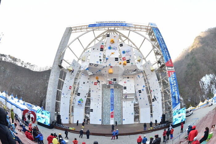 경북 청송군 주왕산면 얼음골에 위치한 