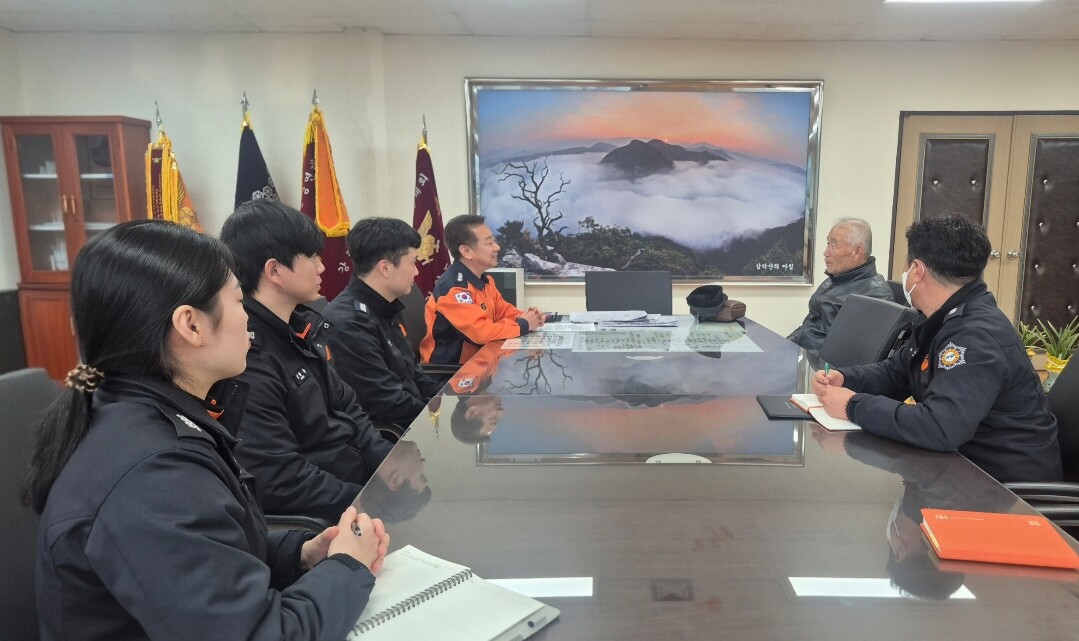 춘천소방서를 찾은 김완수씨(오른쪽 앞줄)와 춘천소방서 용석진 서장(왼쪽 앞줄) 및 대원들