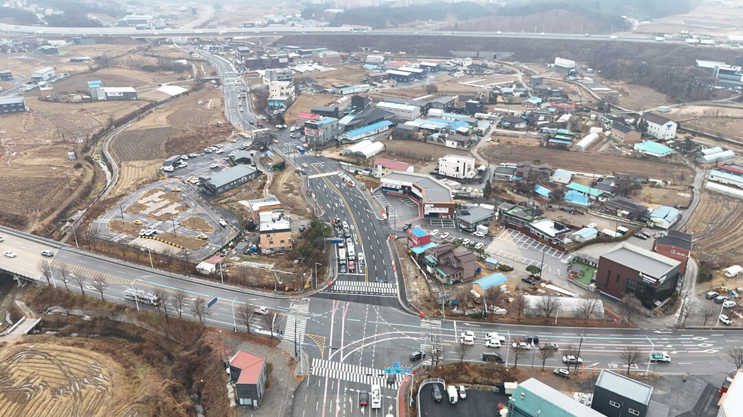용인특례시는 처인구 포곡읍 마성리 50-6번지와 영문리 2-93번지를 잇는 연결도로(중1-45호)를 확장 개통했다