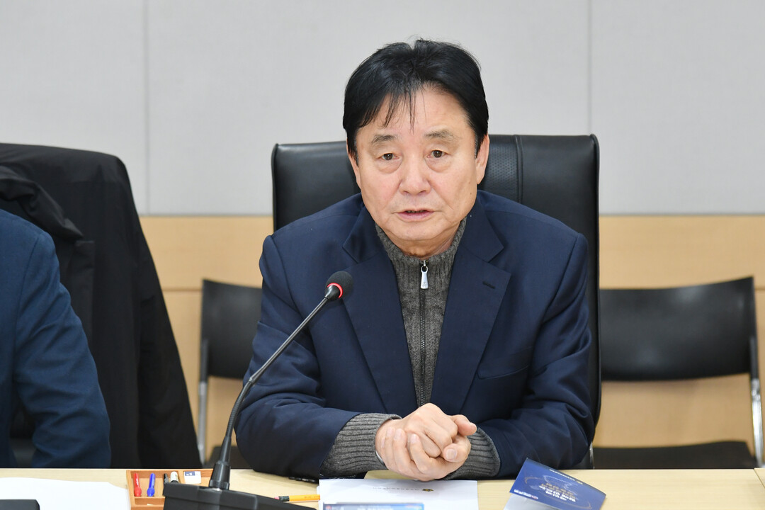 최문순 군수가 민주평화통일자문회의 화천군협의회 2025년 4차 정기회의에서 인사말을 하고 있다