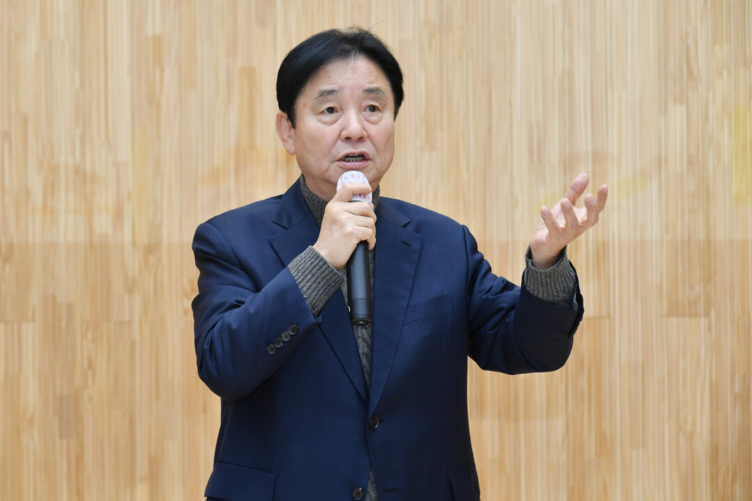 최문순 군수가 2025년 화천군 새해 농업인 실용교육에 앞서 인사말을 하고 있다