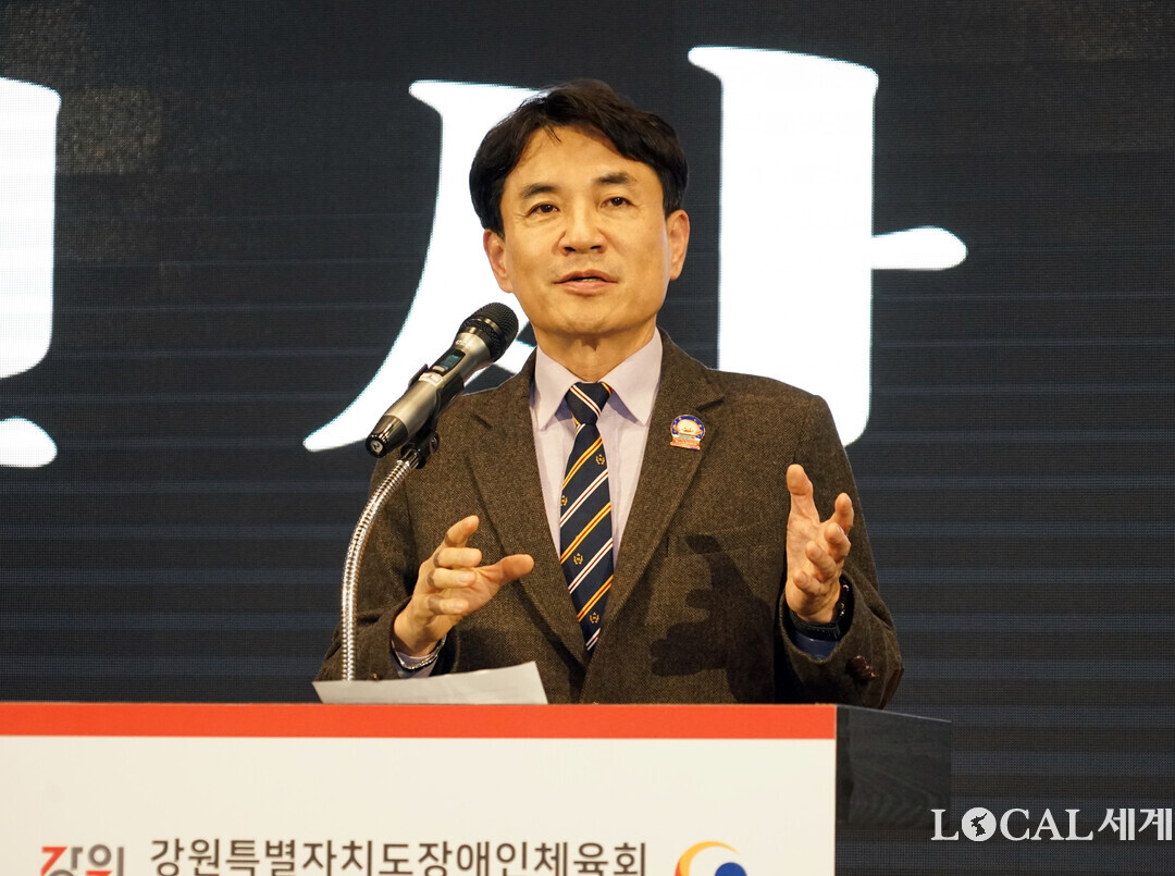 김진태 도지사가  &lsquo;2025 장애인체육인의 밤 및 제45회 전국장애인체육대회 해단식&rsquo;에서 인사말씀을 하고 있다