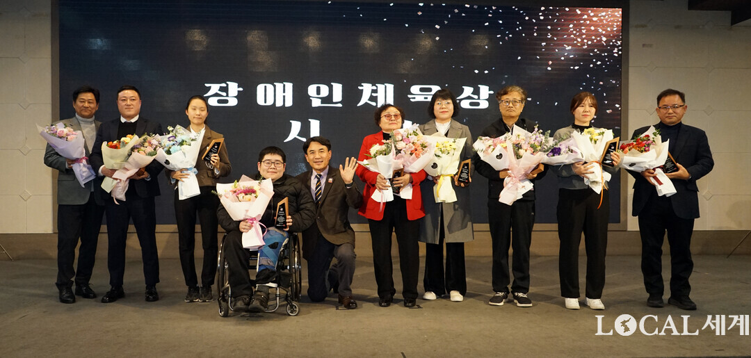 김진태 도지사(가운데)와 장애인체육상 수상자들이 기념촬영을 하고 있다